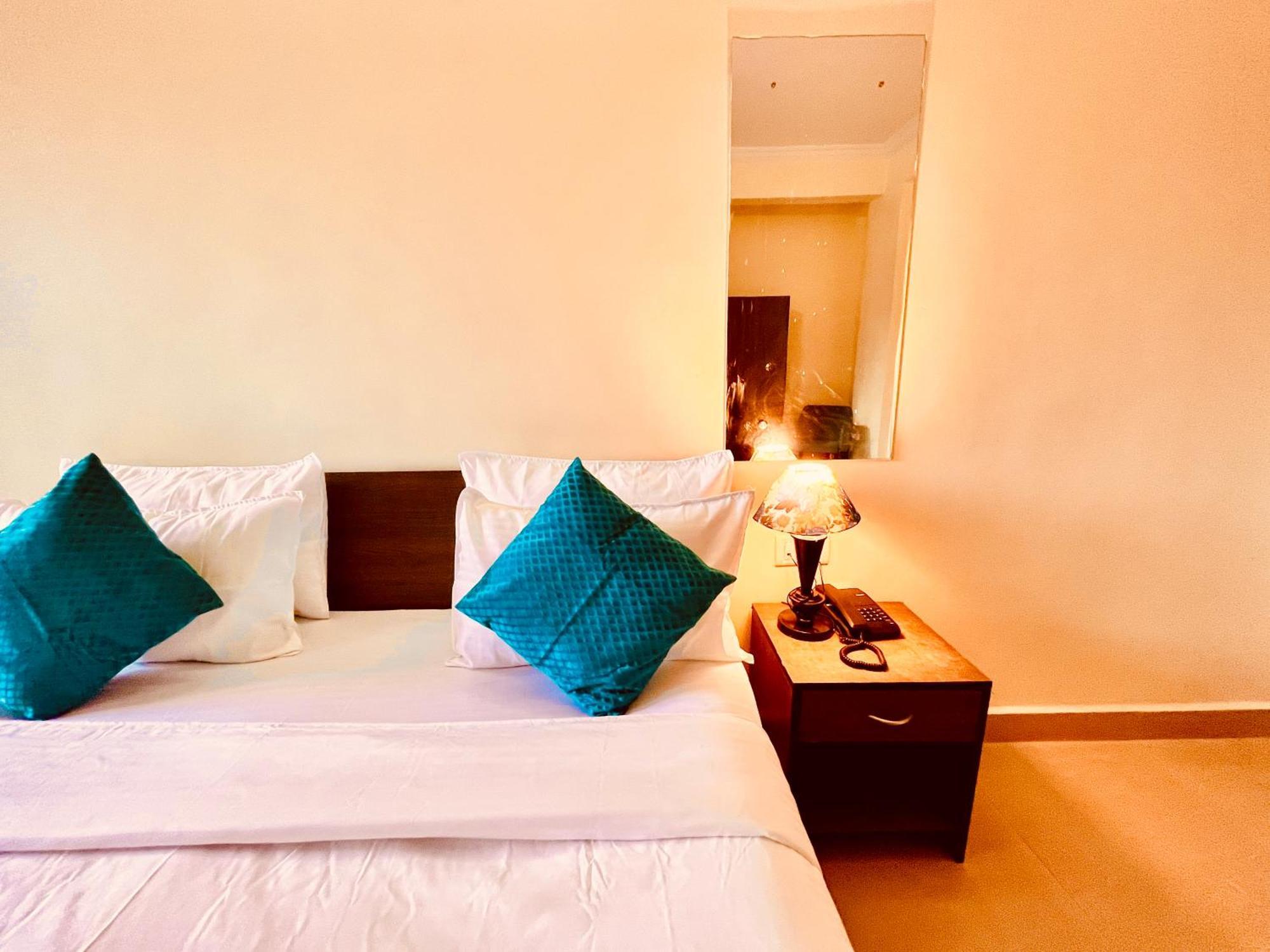 Hotel The Golden Shivam - Big Swimming Pool In Goa M70565-84665 4*